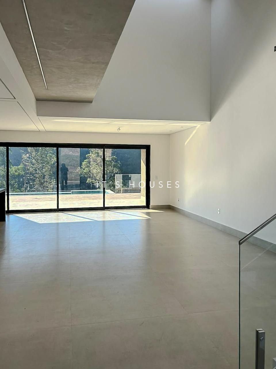 Piscina e área externa casa à venda em Itahye Residencial, Alphaville, Barueri — 4 suítes, 422 m² — imagem 5 de 13