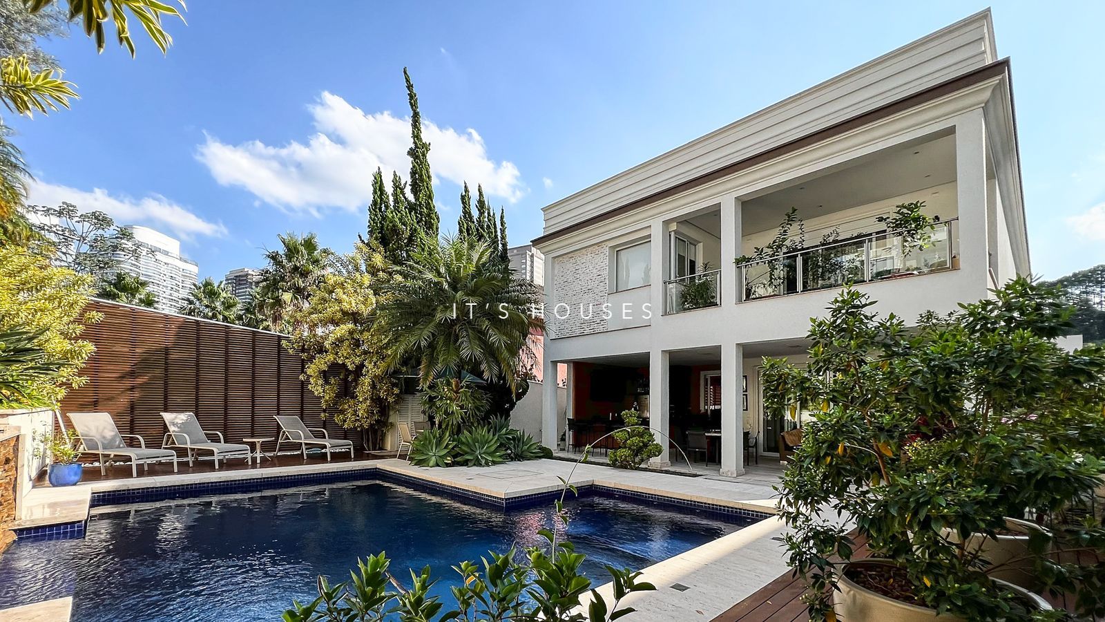 Fachada casa à venda em 18 do Forte, Alphaville, Santana de Parnaíba — 4 suítes, 600 m² — imagem 1 de 28