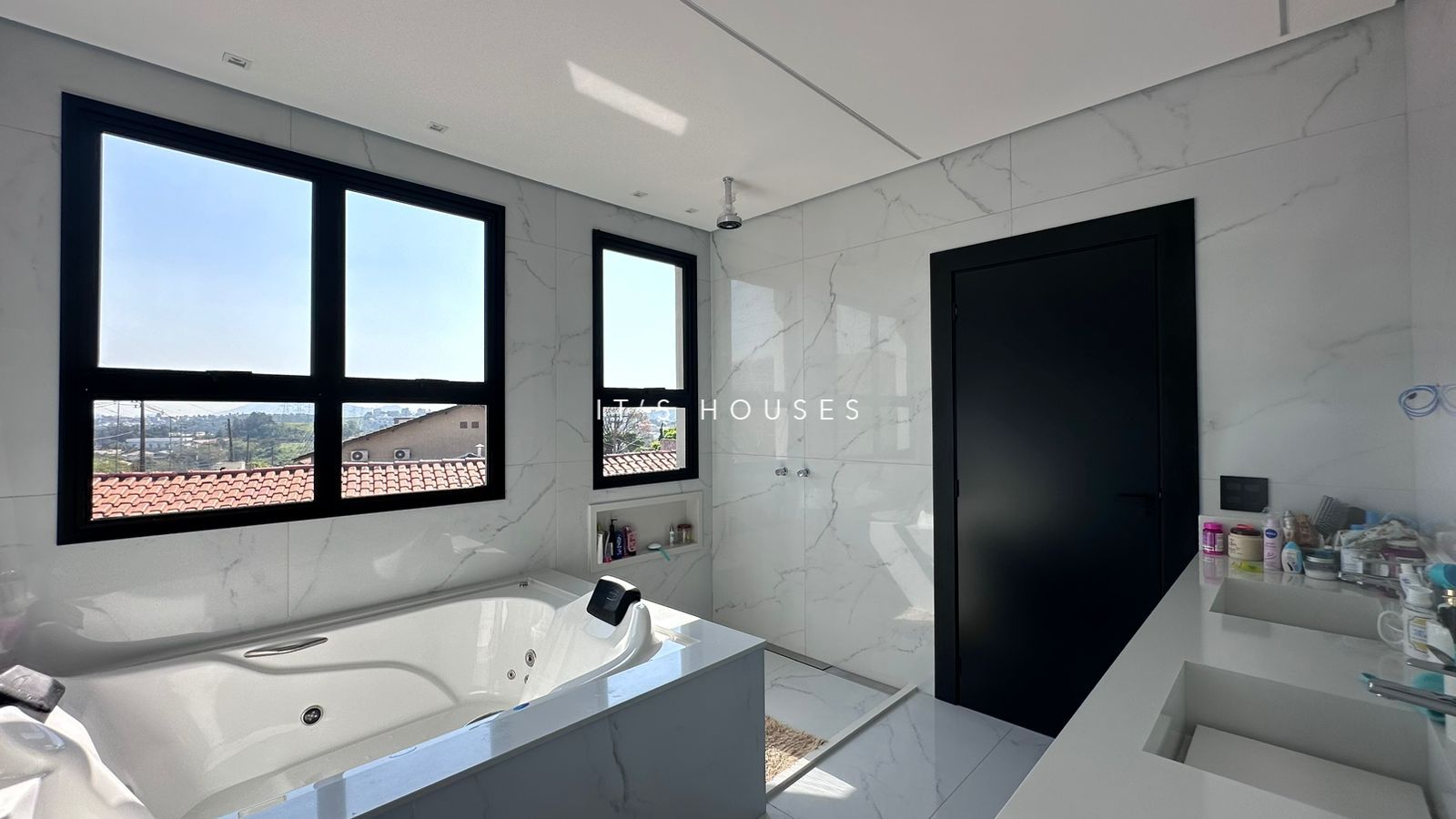 Cozinha e área gourmet casa à venda em Alphaville Residencial 9, Alphaville, Santana de Parnaíba — 4 suítes, 540 m² — imagem 3 de 17