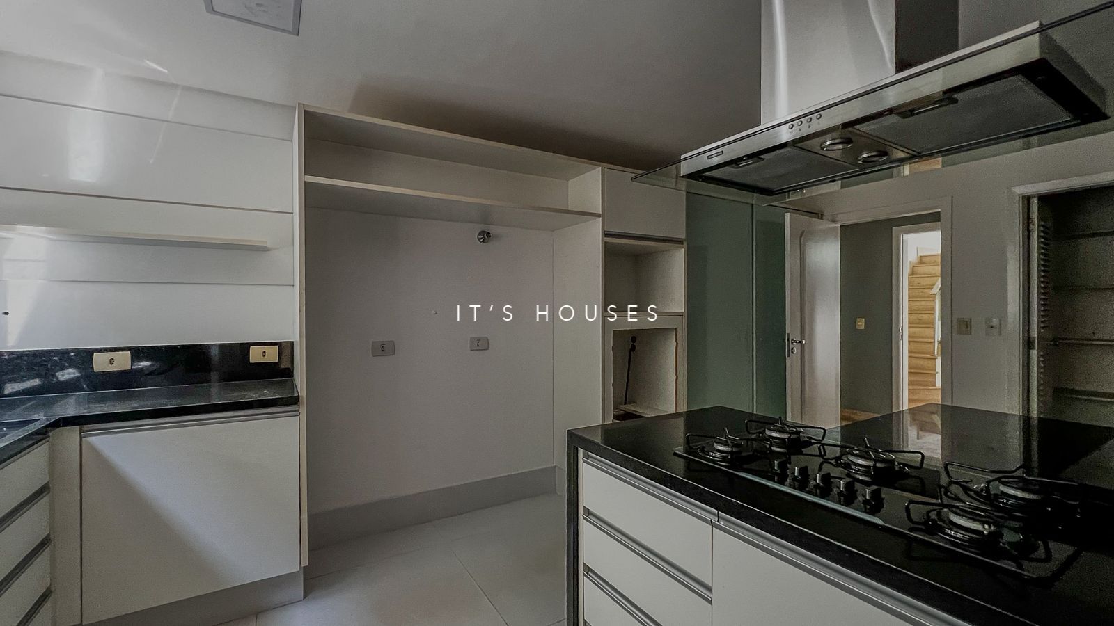 Cozinha e área gourmet casa à venda ou para alugar em Alphaville Residencial 2, Alphaville, Barueri — 4 suítes, 1200 m² — imagem 3 de 22