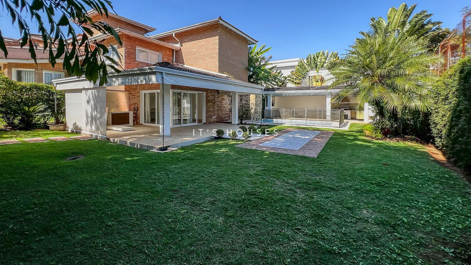 Fachada casa à venda ou para alugar em Alphaville Residencial 2, Alphaville, Barueri — 4 suítes, 1200 m² — imagem 1 de 22
