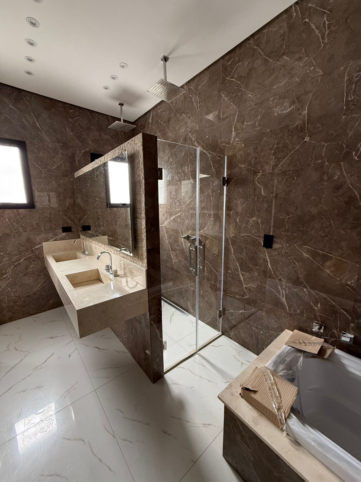 Área de convivência casa à venda em Tambore 11, Alphaville, Santana de Parnaíba — 4 suítes, 555 m² — imagem 6 de 12