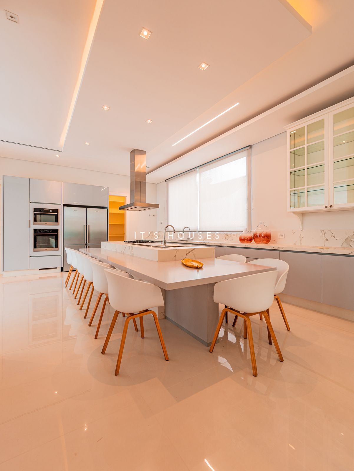 Sala de estar casa à venda em Alphaville Residencial 1, Alphaville, Barueri — 5 suítes, 1280 m² — imagem 2 de 31