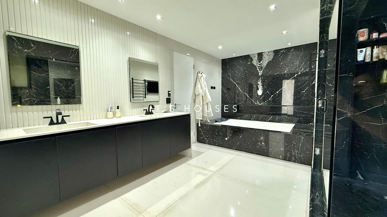 Cozinha e área gourmet casa à venda em Alphaville Residencial 2, Alphaville, Barueri — 4 suítes, 563 m² — imagem 3 de 15