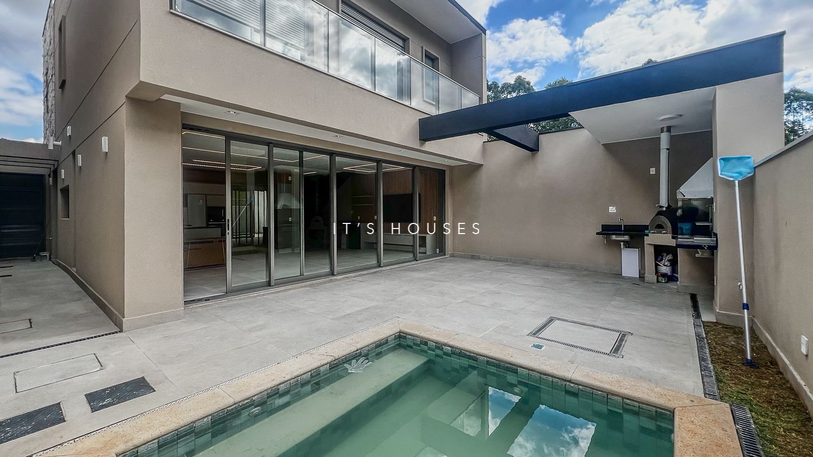 Fachada casa à venda em Condominio Singular, Alphaville, Santana de Parnaíba — 3 suítes, 230 m² — imagem 1 de 18