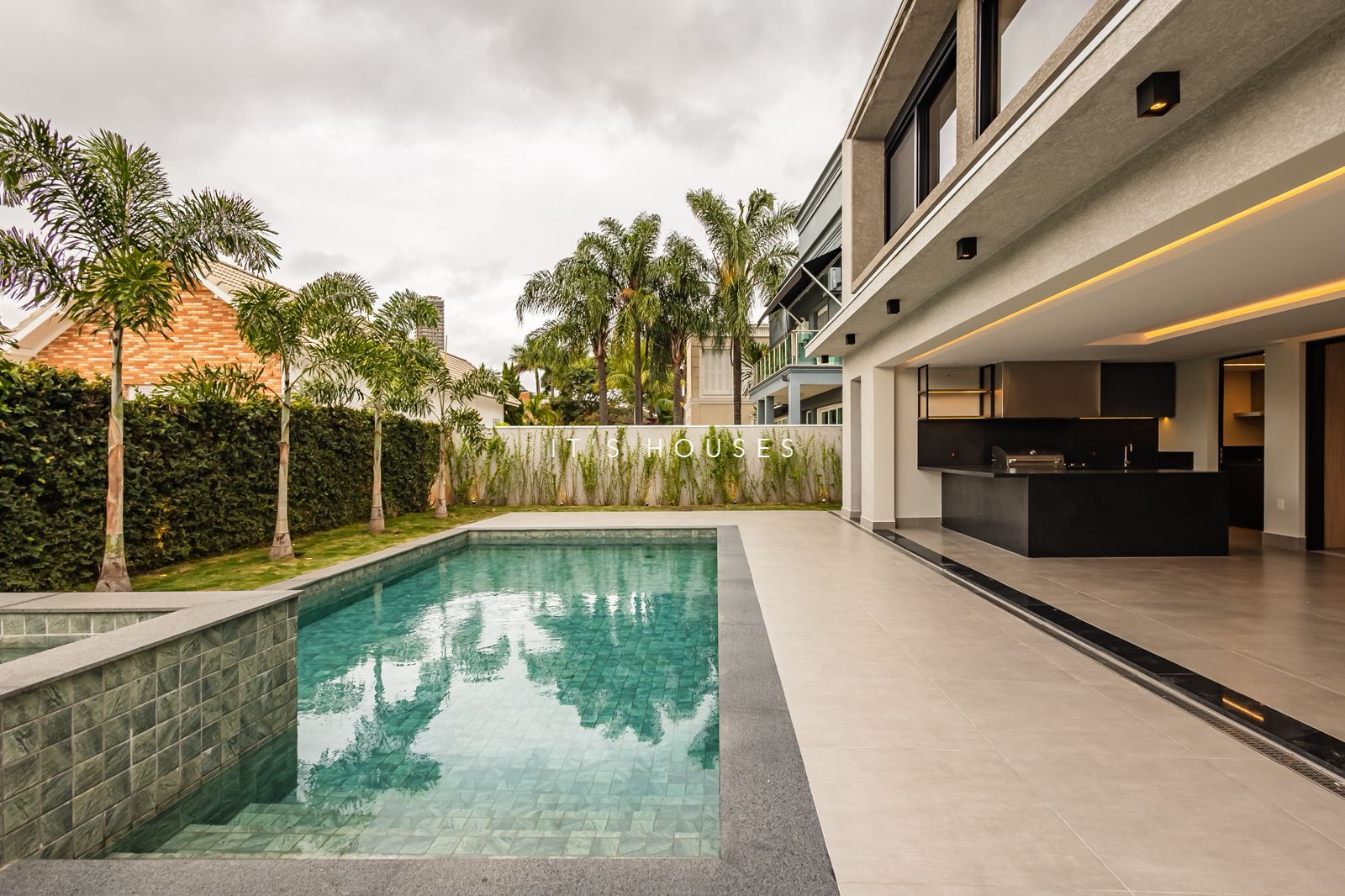 Fachada casa à venda em Alphaville Residencial 0, Alphaville, Barueri — 5 suítes, 561 m² — imagem 1 de 12