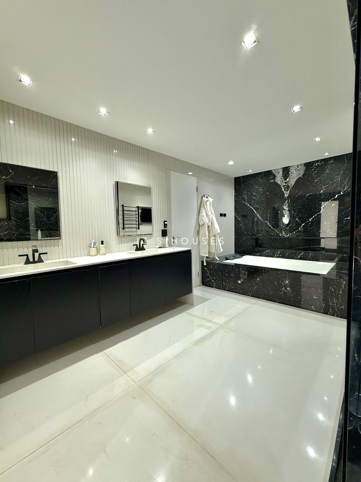 Cozinha e área gourmet casa à venda em Alphaville Residencial 2, Alphaville, Barueri — 4 suítes, 563 m² — imagem 3 de 36