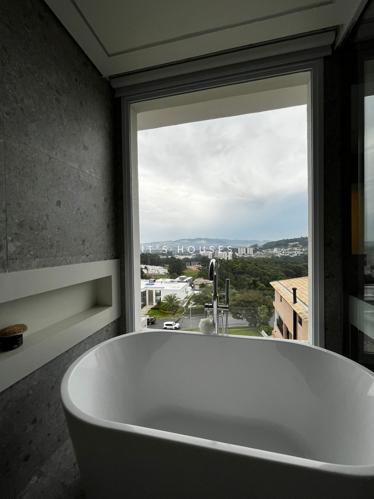 Piscina e área externa casa para alugar em Residencial Tambore 10 , Alphaville, Santana de Parnaíba — 4 suítes, 553 m² — imagem 5 de 24