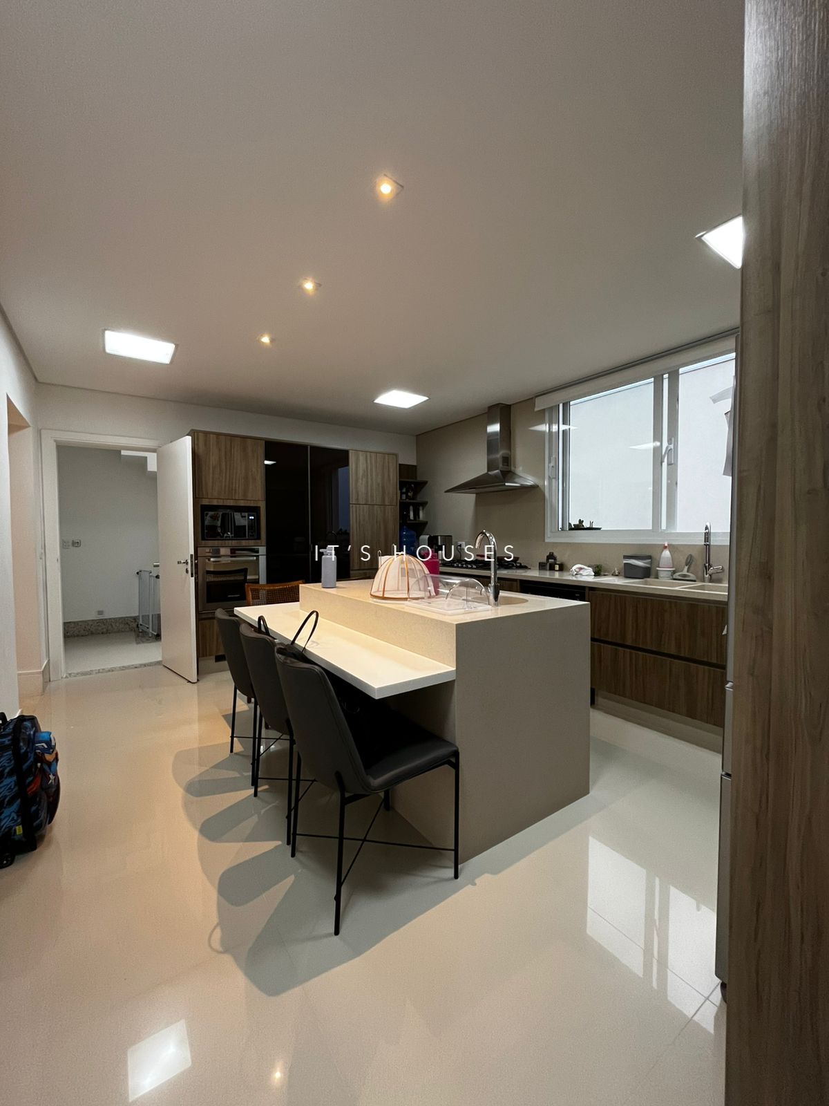 Área de convivência casa para alugar em Residencial Tambore 10 , Alphaville, Santana de Parnaíba — 4 suítes, 553 m² — imagem 6 de 24