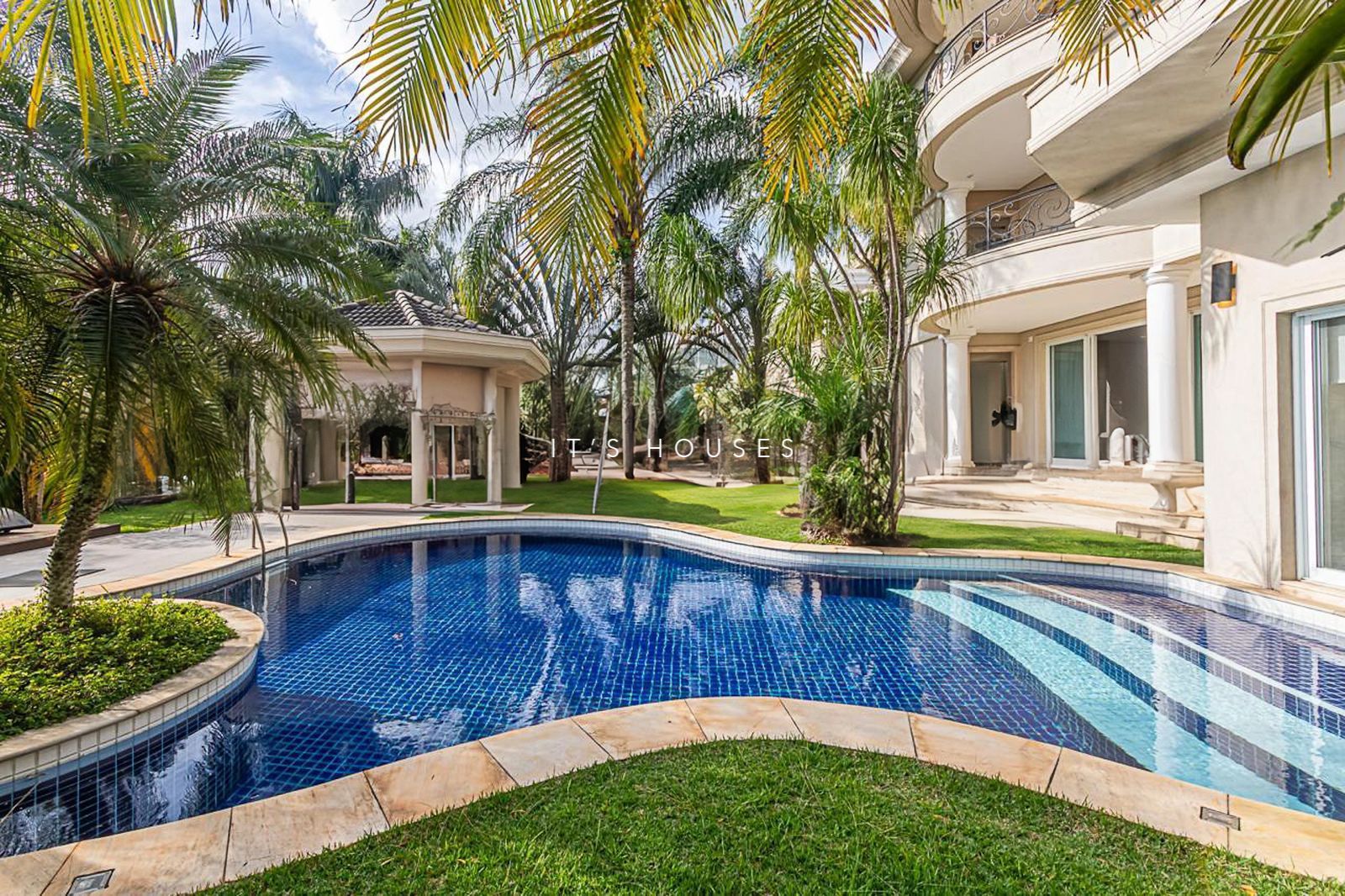 Fachada casa à venda em Tambore 2, Alphaville, Santana de Parnaíba — 4 suítes, 1056 m² — imagem 1 de 29