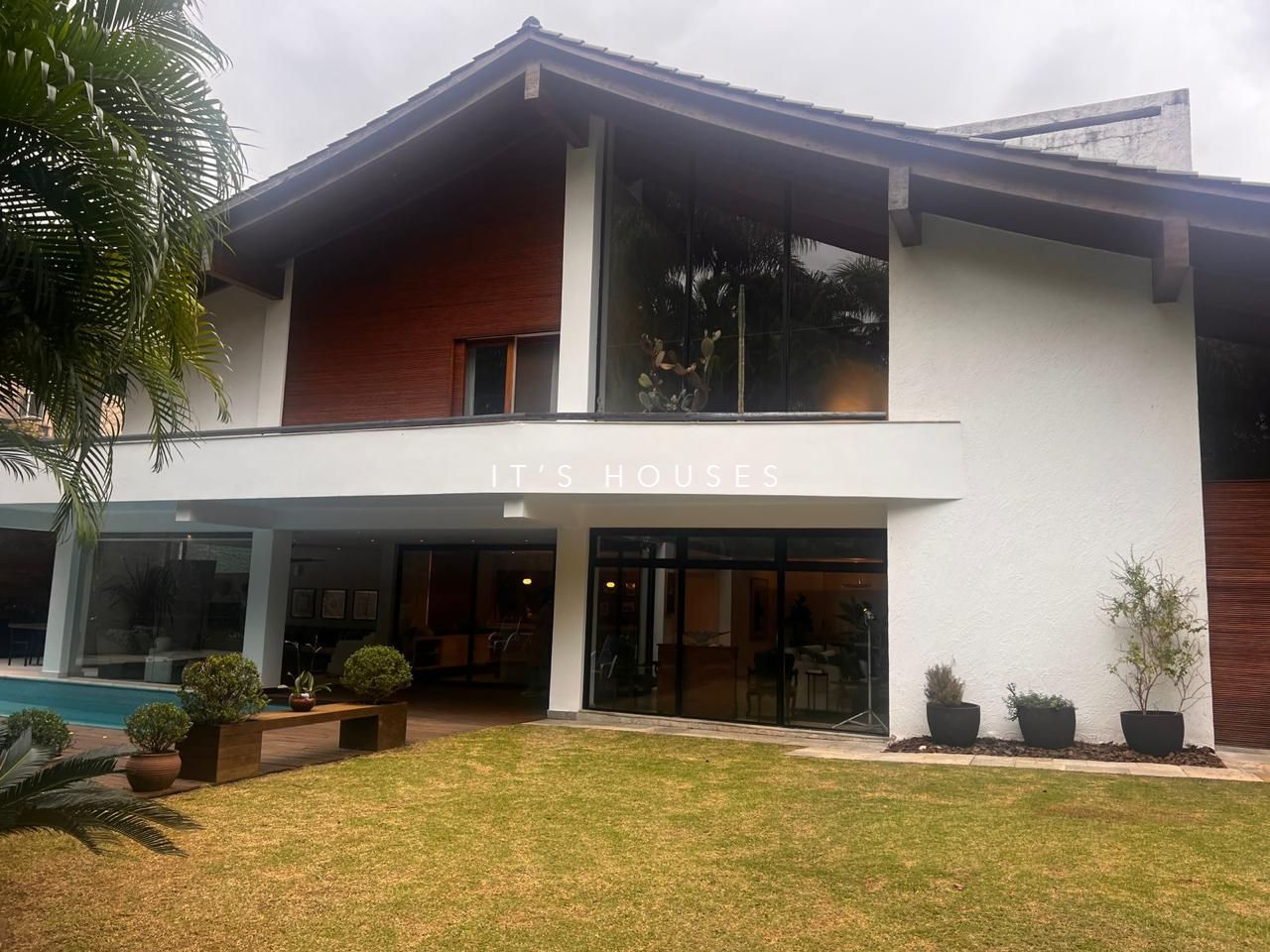Fachada casa para alugar em Alphaville Residencial 10, Alphaville, Santana de Parnaíba — 4 suítes, 1000 m² — imagem 1 de 8