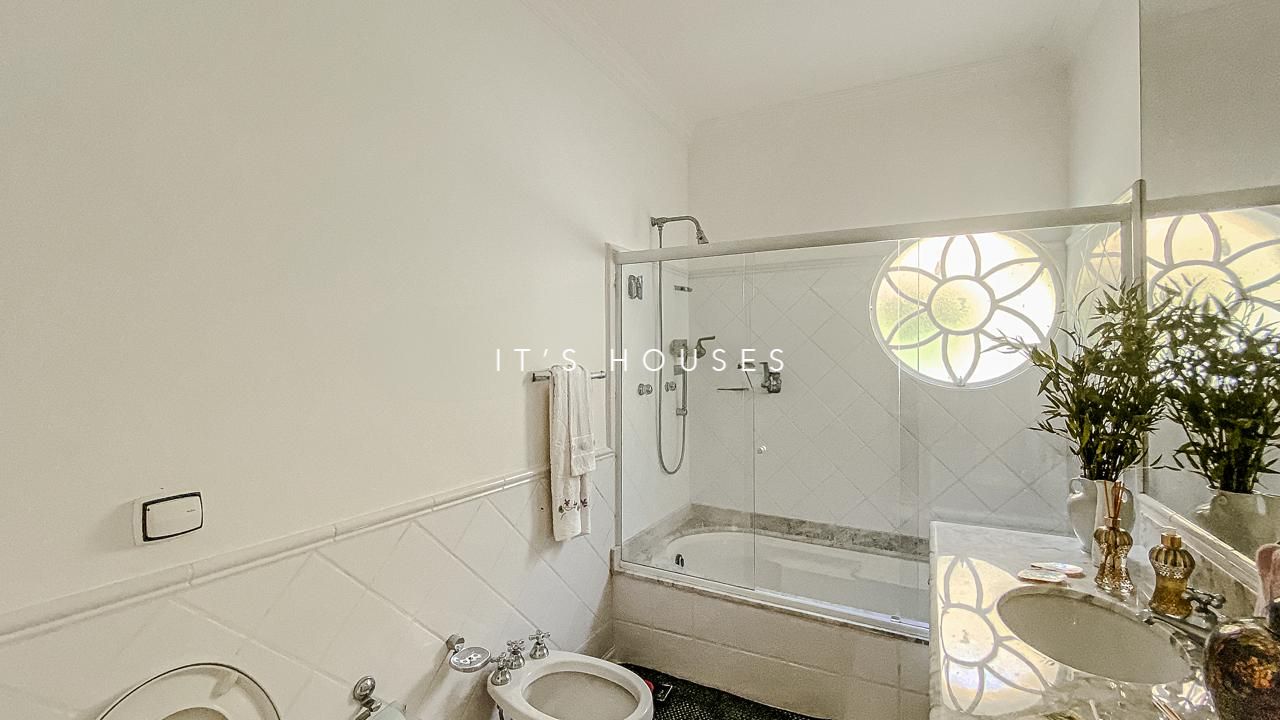 Sala de estar casa à venda ou para alugar em Alphaville Residencial 1, Alphaville, Barueri — 2 suítes, 1184 m² — imagem 2 de 12