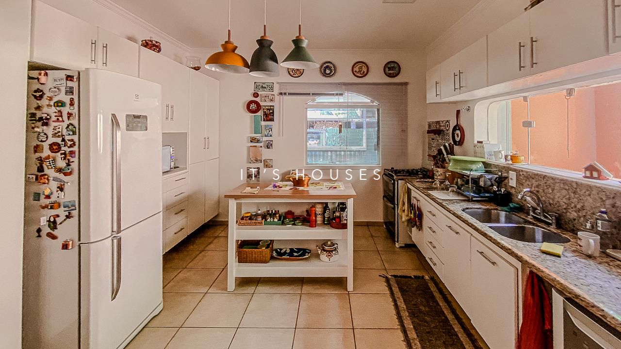 Cozinha e área gourmet casa à venda ou para alugar em Alphaville Residencial 1, Alphaville, Barueri — 2 suítes, 1184 m² — imagem 3 de 12