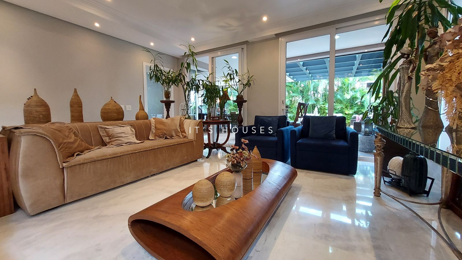 Sala de estar casa à venda em 18 do Forte, Alphaville, Santana de Parnaíba — 4 suítes, 490 m² — imagem 2 de 25