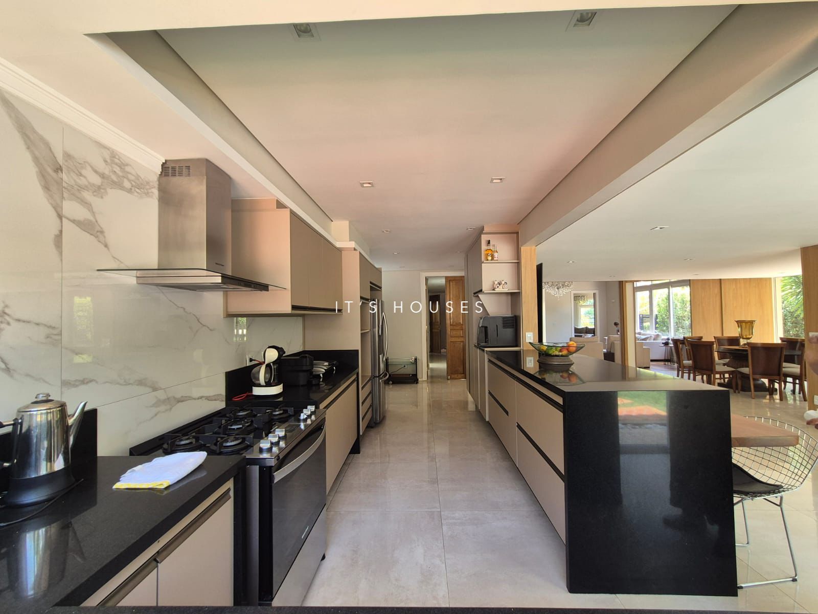 Sala de estar casa para alugar em Tambore 2, Alphaville, Santana de Parnaíba — 4 suítes, 1000 m² — imagem 2 de 15