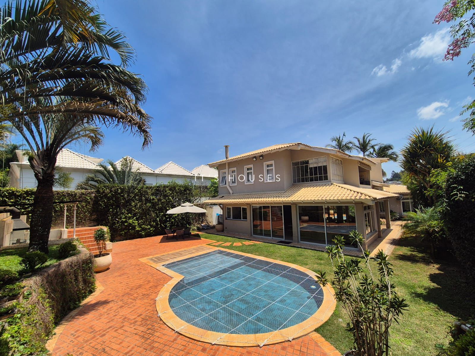 Fachada casa para alugar em Tambore 2, Alphaville, Santana de Parnaíba — 4 suítes, 1000 m² — imagem 1 de 15
