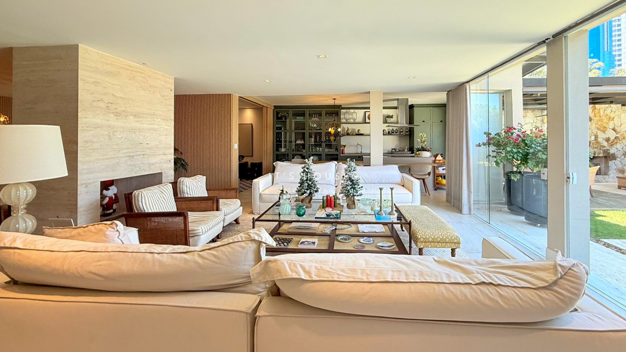 Sala de estar casa à venda em Alphaville Residencial 1, Alphaville, Barueri — 4 suítes, 706 m² — imagem 2 de 17