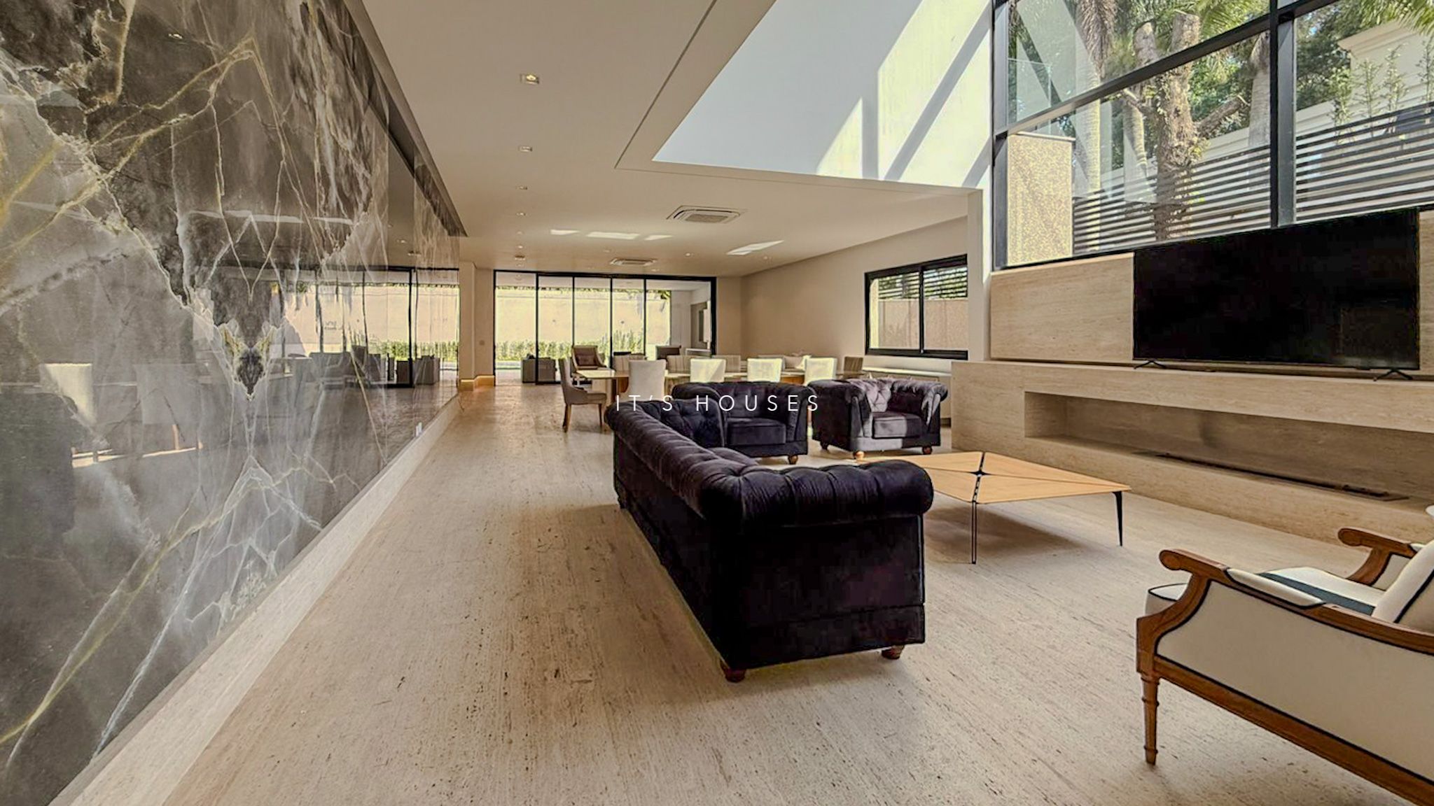 Sala de estar casa para alugar em Tambore 3, Alphaville, Santana de Parnaíba — 4 suítes, 1000 m² — imagem 2 de 45