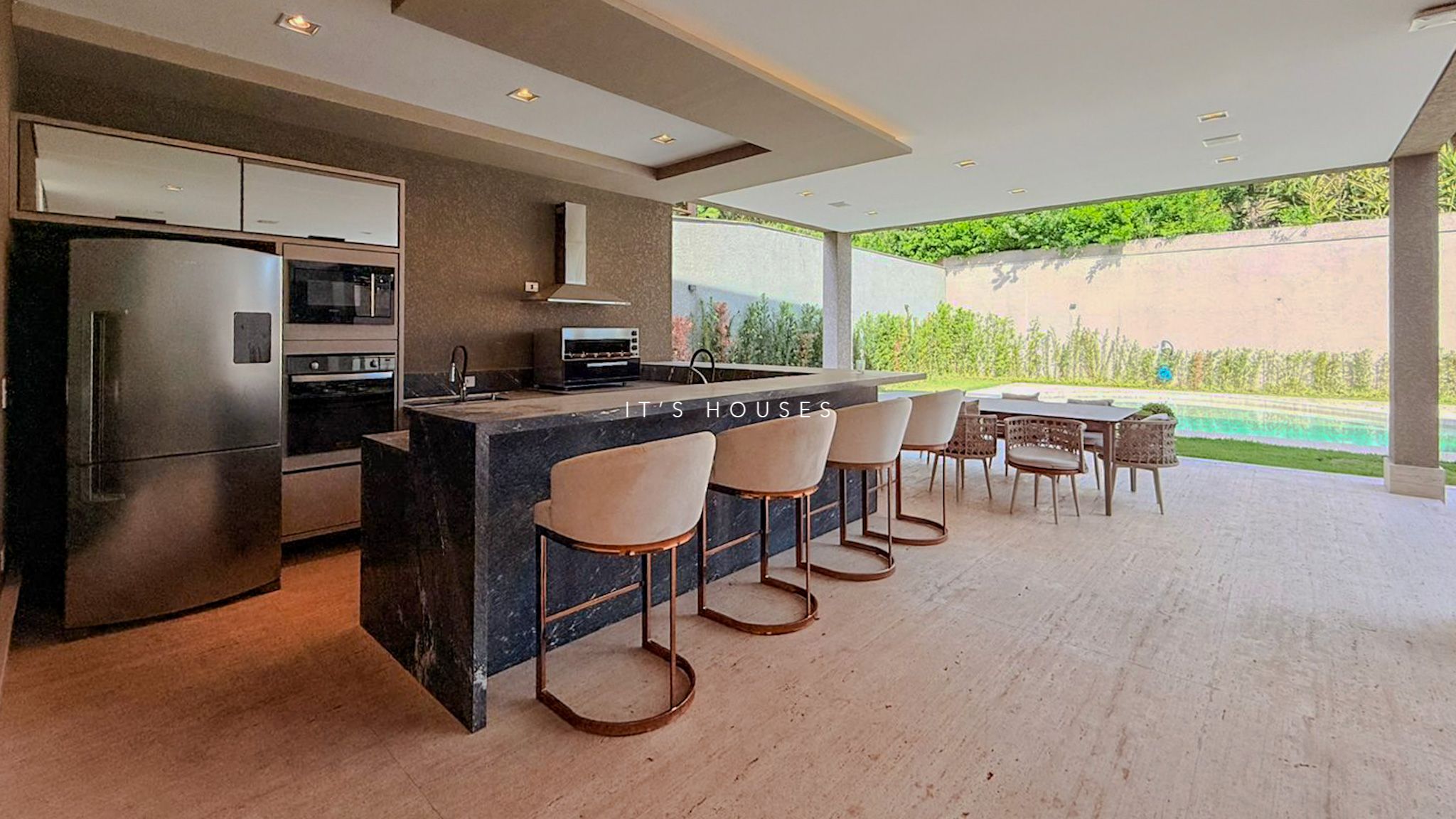 Área de convivência casa para alugar em Tambore 3, Alphaville, Santana de Parnaíba — 4 suítes, 1000 m² — imagem 6 de 45