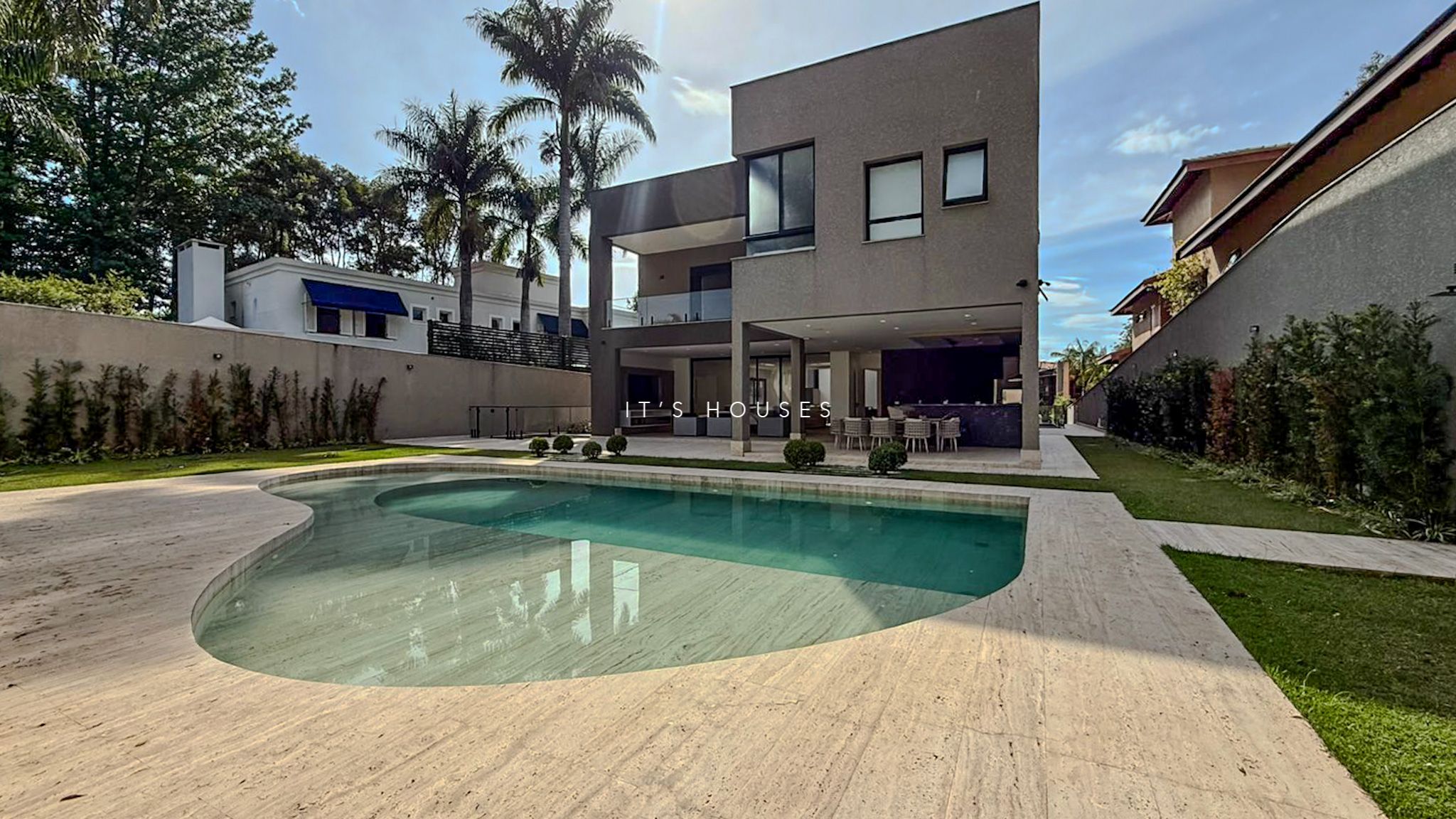 Fachada casa para alugar em Tambore 3, Alphaville, Santana de Parnaíba — 4 suítes, 1000 m² — imagem 1 de 45