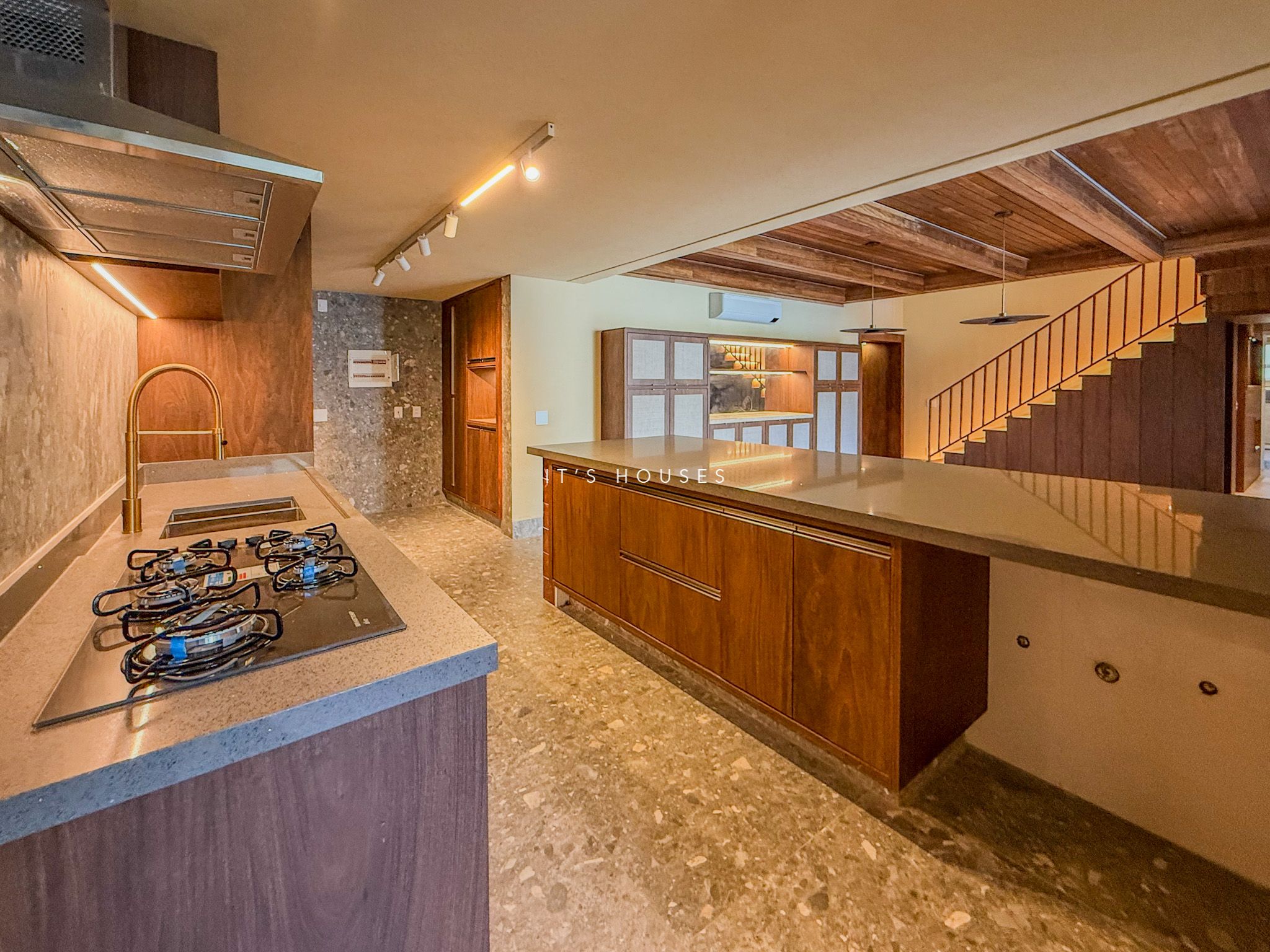 Sala de estar apartamento à venda ou para alugar em Premium Tambore, Alphaville, Santana de Parnaíba — 4 suítes, 192 m² — imagem 2 de 21