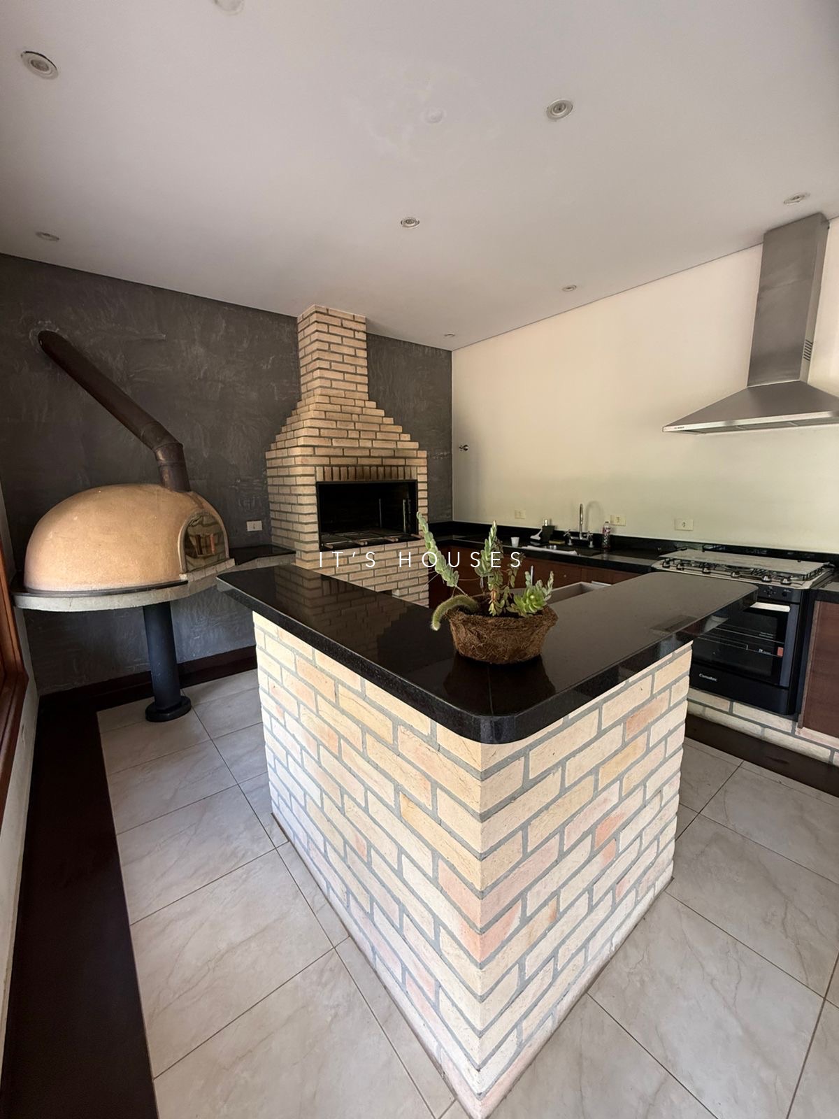 Sala de estar casa para alugar em Genesis 2, Alphaville, Santana de Parnaíba — 4 suítes — imagem 2 de 13