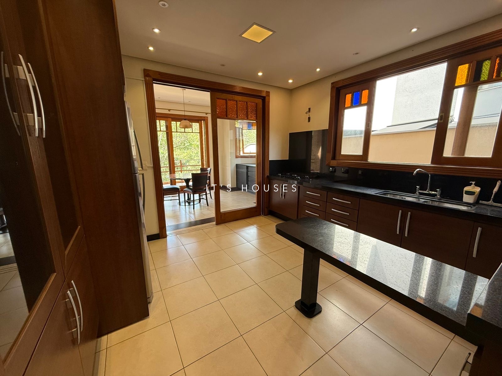 Cozinha e área gourmet casa para alugar em Genesis 2, Alphaville, Santana de Parnaíba — 4 suítes — imagem 3 de 13